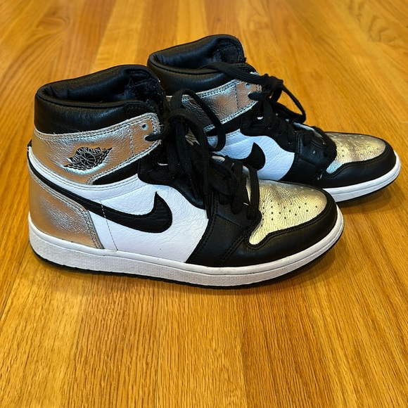 2021 NIKE AIR JORDAN BLACK AND SILVER HIGH TOPS - SIZE 7 1/2 - Picture 1 of 10
